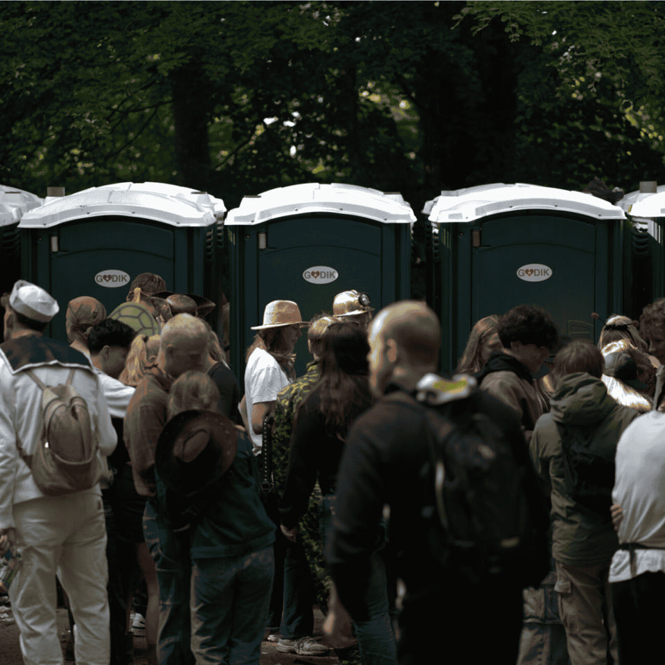 Lad med 14 toiletkabiner m/håndvaske - Løse toiletter med tank