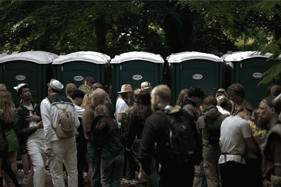 Lad med 14 toiletkabiner m/håndvaske - Løse toiletter med tank