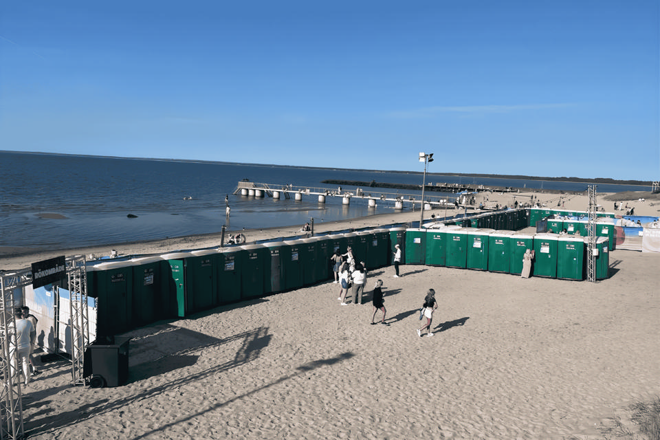 Lad med 14 toiletkabiner m/håndvaske - Løse toiletter med tank