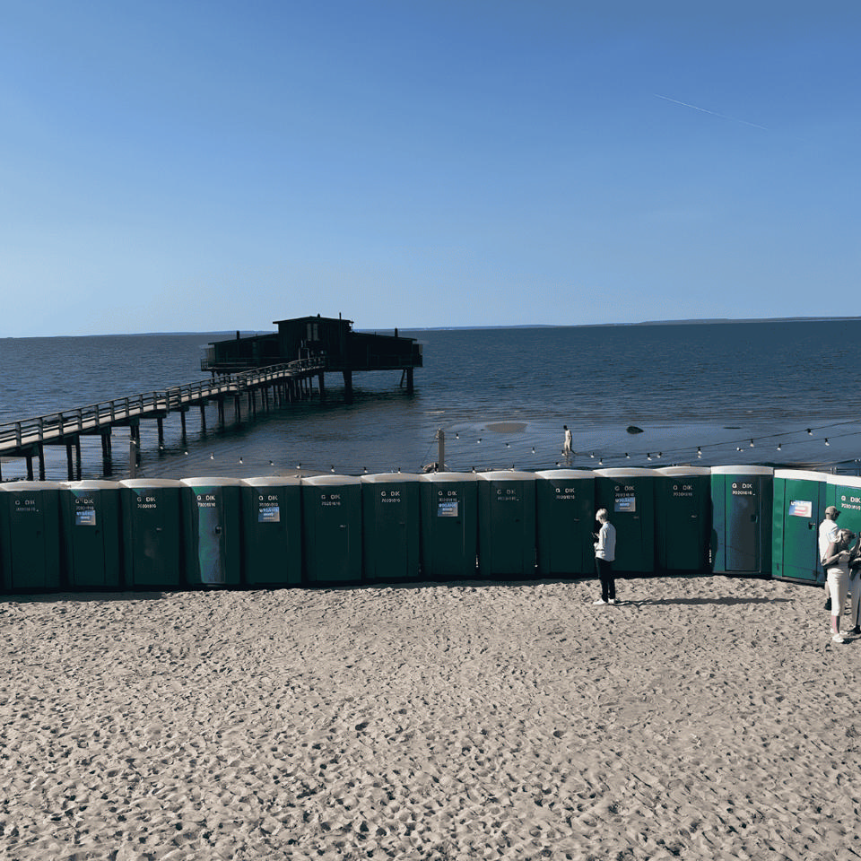 Lad med 14 toiletkabiner m/håndvaske - Løse toiletter med tank