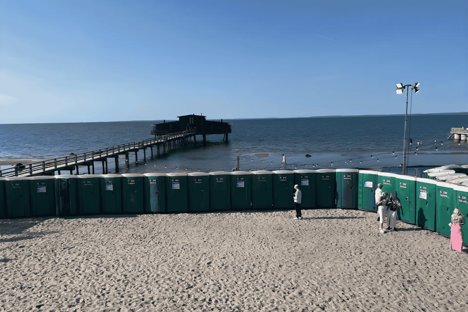 Lad med 14 toiletkabiner m/håndvaske - Løse toiletter med tank