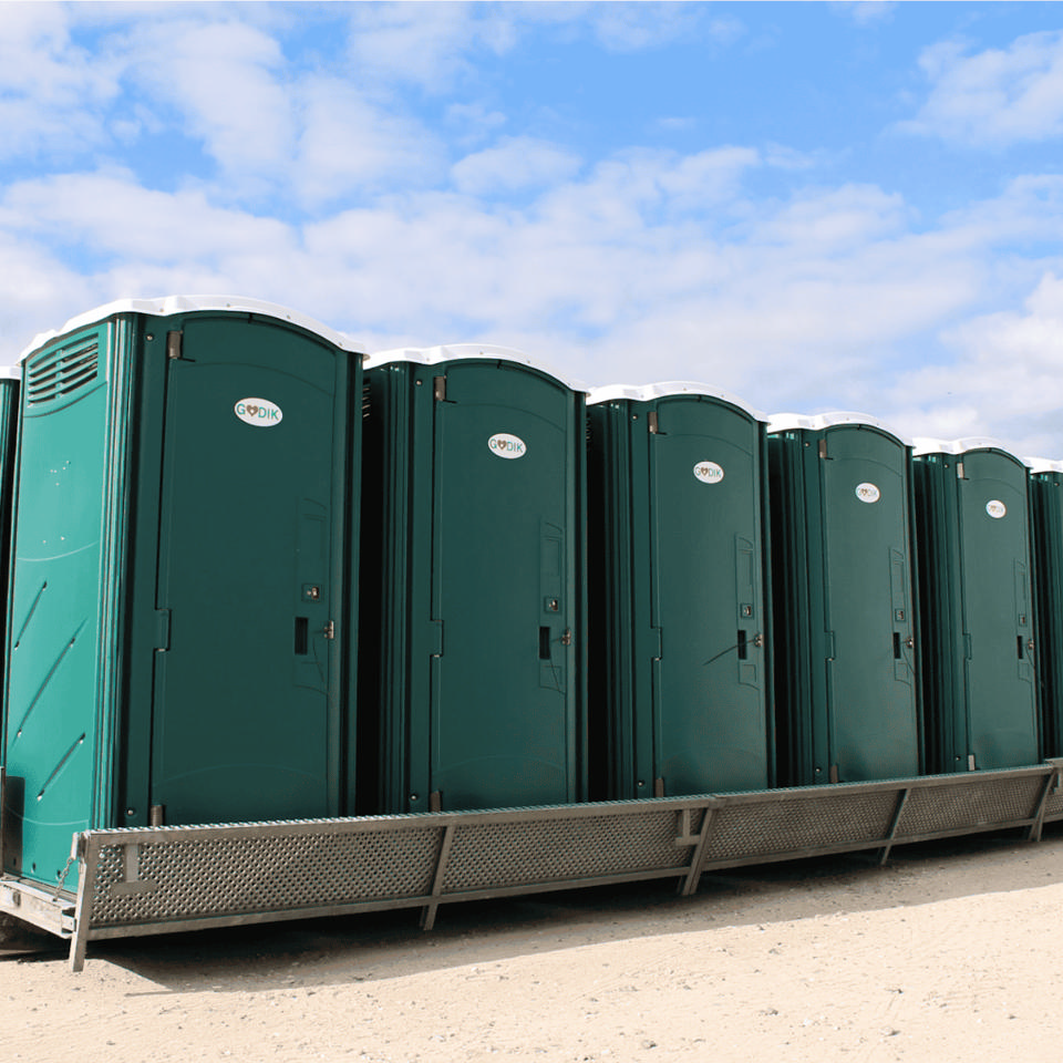 Lad med 14 toiletkabiner m/håndvaske - Løse toiletter med tank