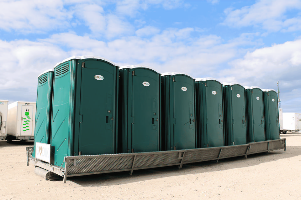 Lad med 14 toiletkabiner m/håndvaske - Løse toiletter med tank