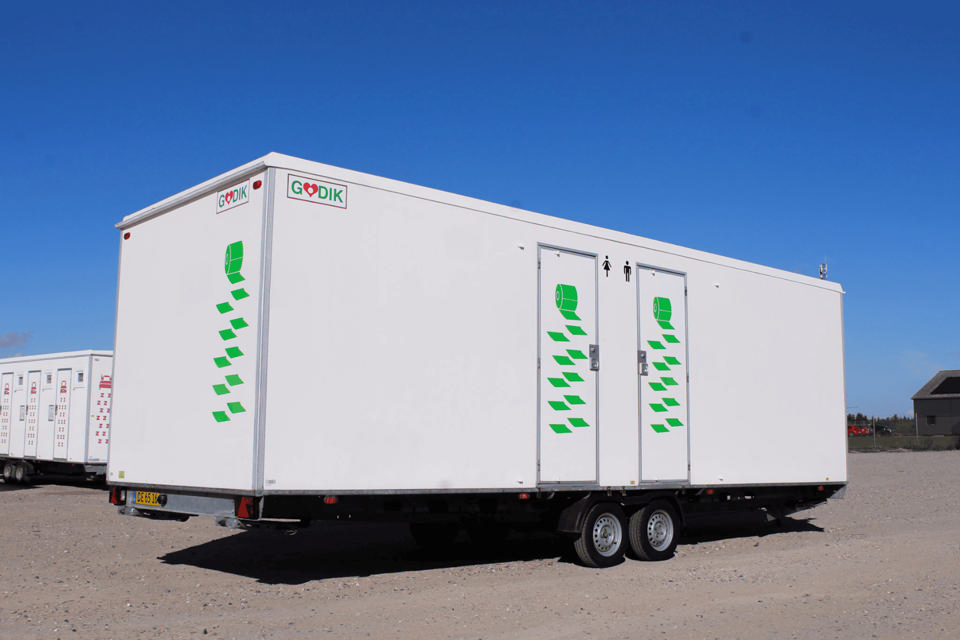 Luksus toiletvogn med 7 toiletter og 2 urinaler - Toiletter med skyl