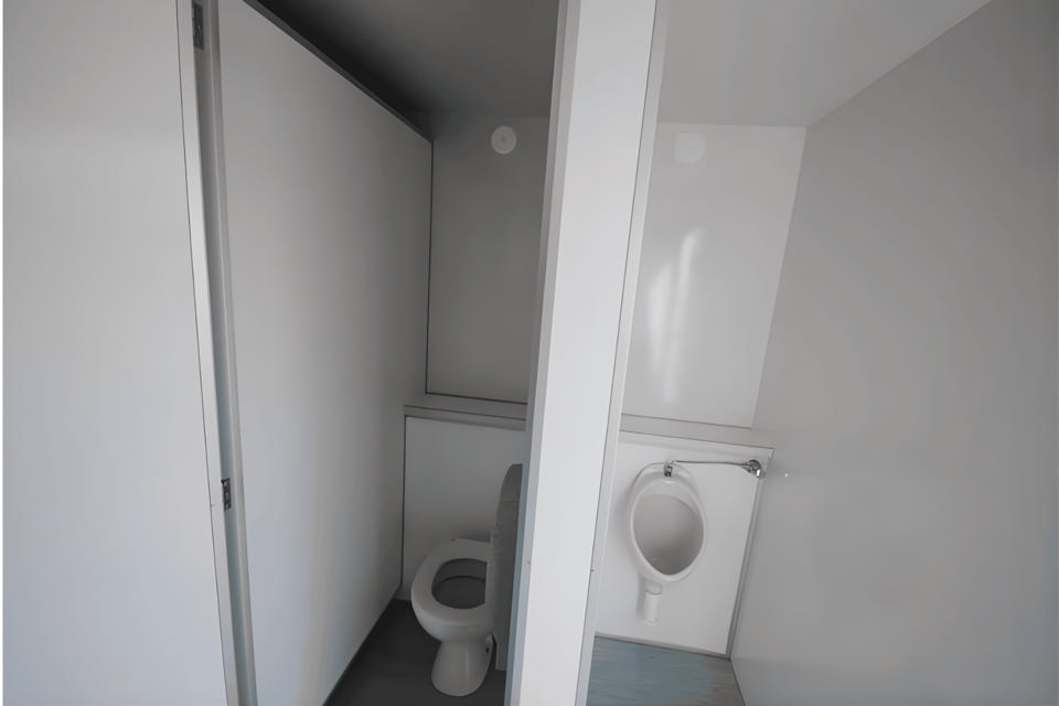 Luksus toiletvogn med 6 toiletter og 1 urinal - Toiletter med skyl
