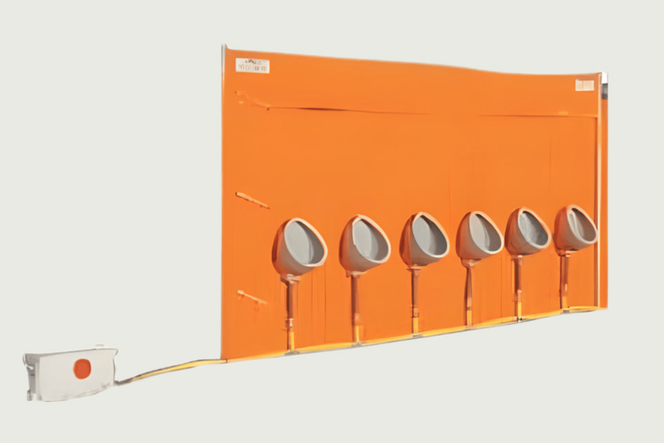 6 urinaler på hegn med afløbsslange - Brugt tilbehør og diverse udstyr