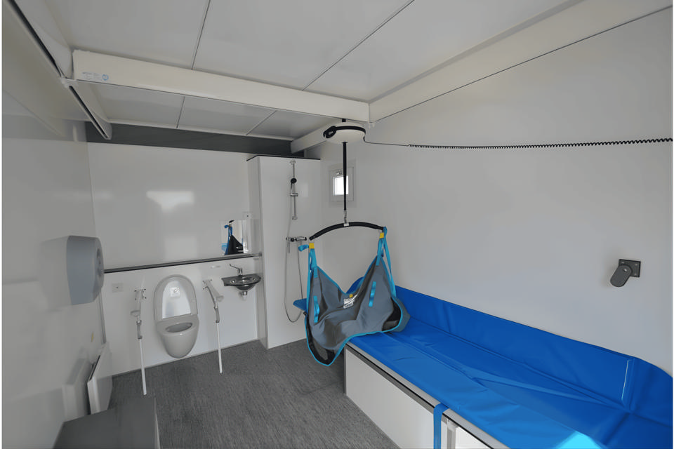Handicap toilet inkl. travers lift - Pusle- og Handicaptoiletter