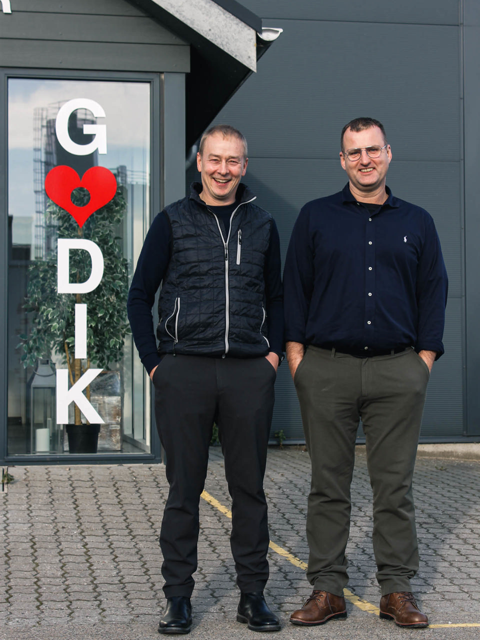 COO for Godik Jan Nørgaard og Kent Pedersen fra virksomhedsberedskabet foran Godik kontoret