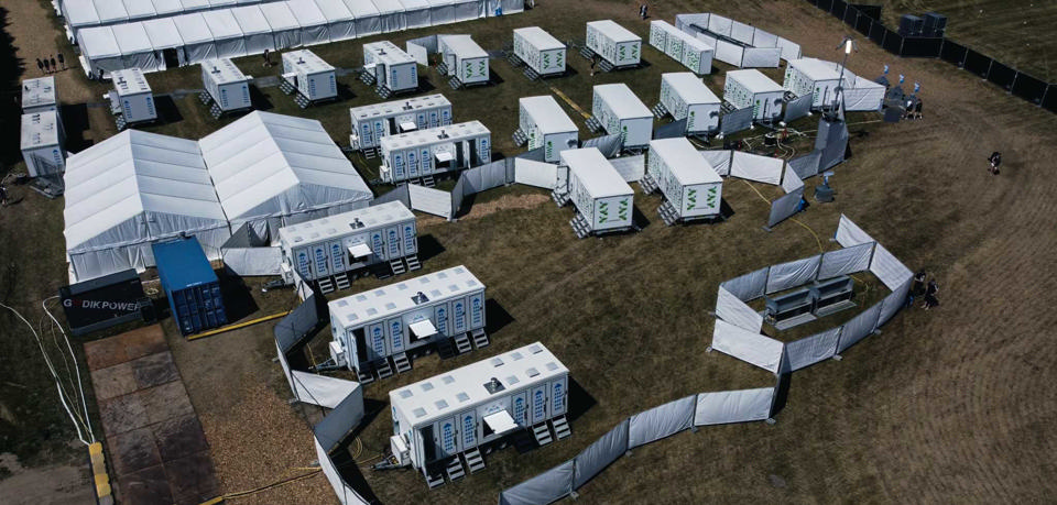 En mindre by af Godik materiel: badevogne, beboelsesvogne, generator og toiletter