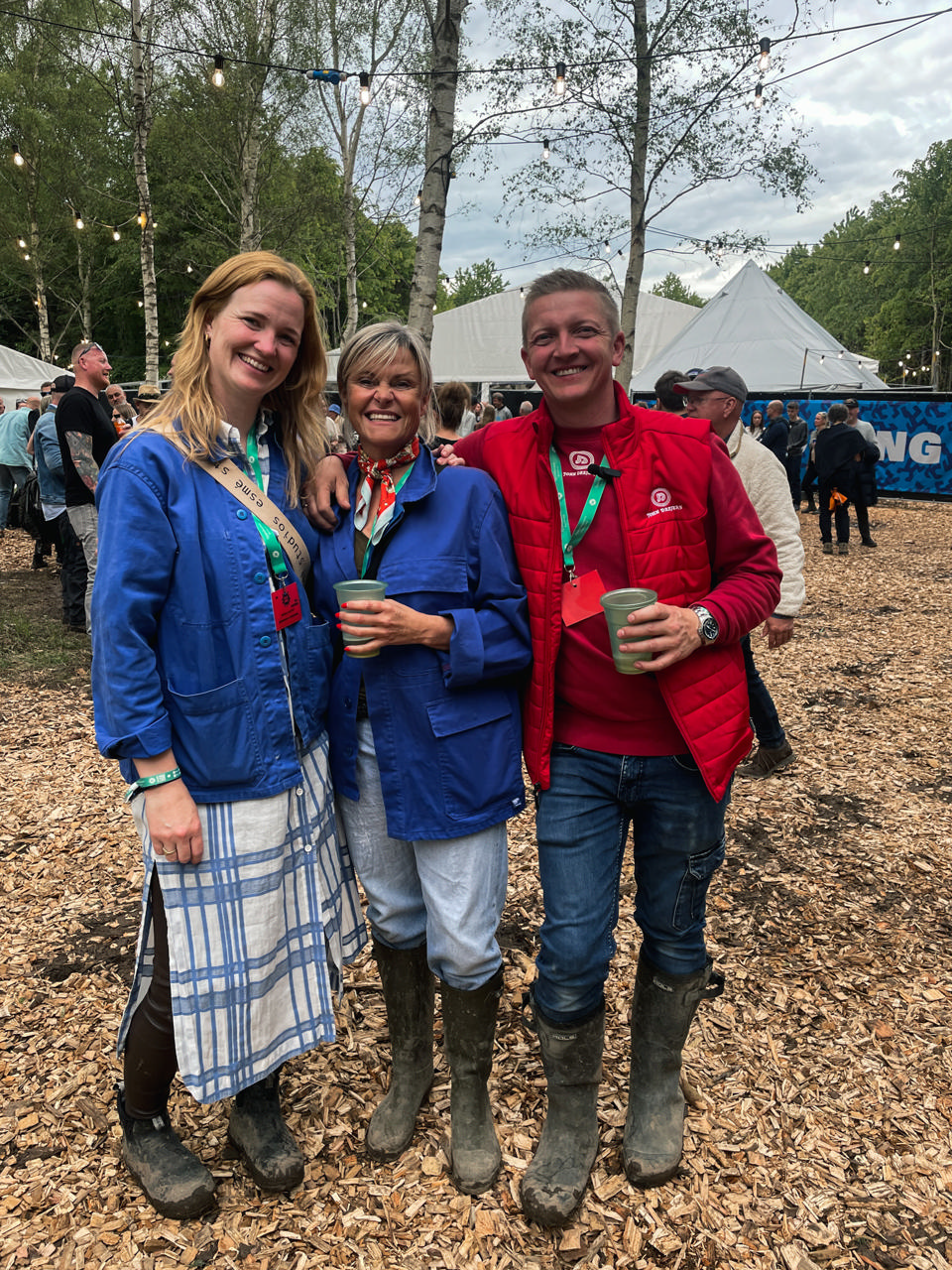 Arrangører bag Blå Sol festival smiler til kameraet