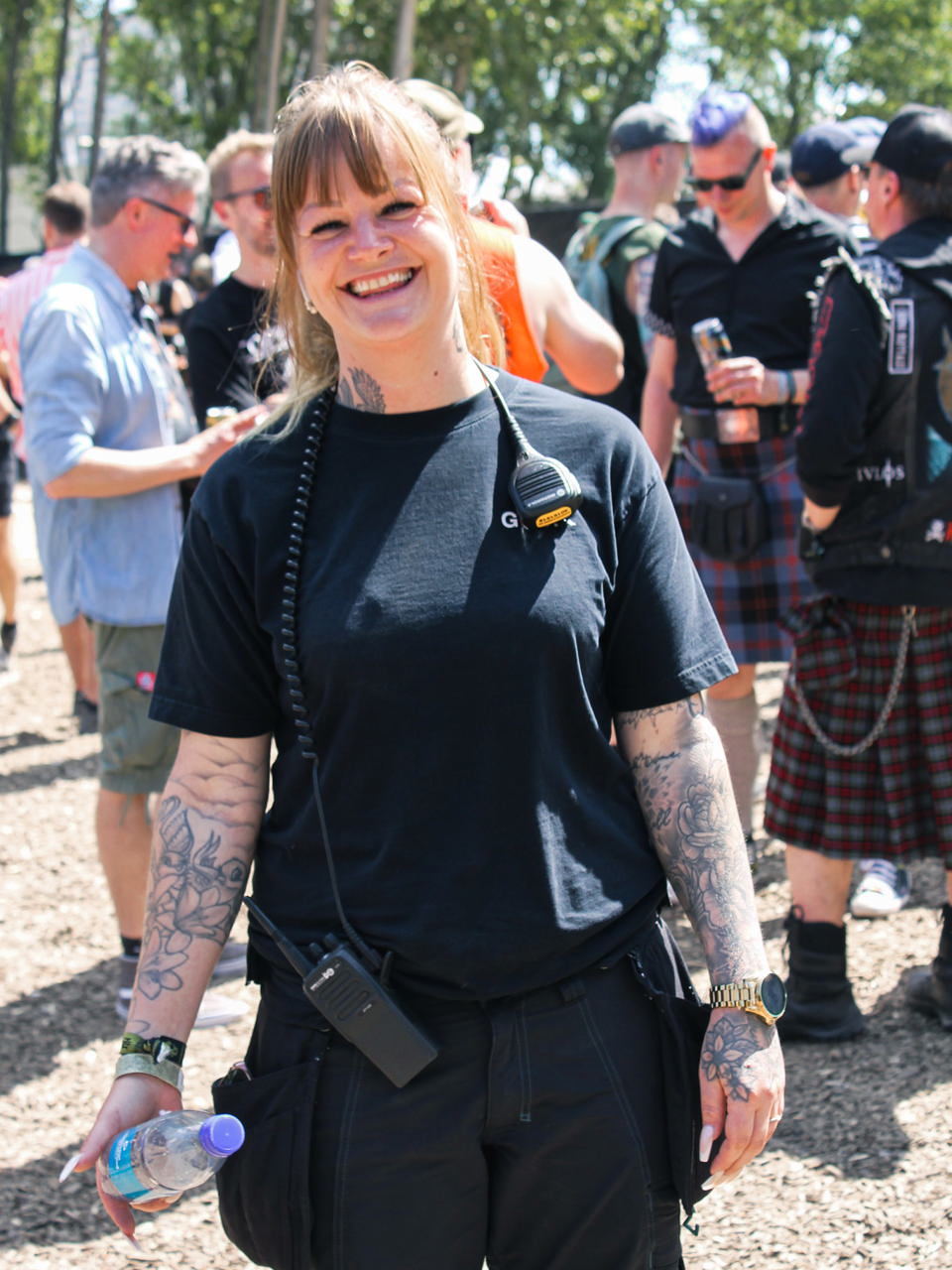 En smilende Godik medarbejder med kommunikationsudstyr