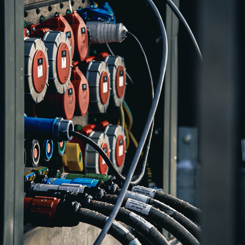 En elfordeler med forskellige udtag og tilslutninger