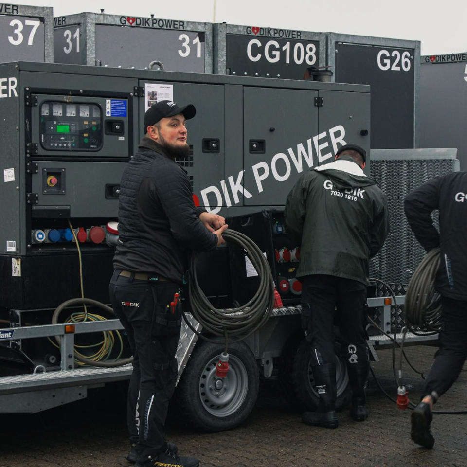 Godik medarbejdere tilslutter en godik generator