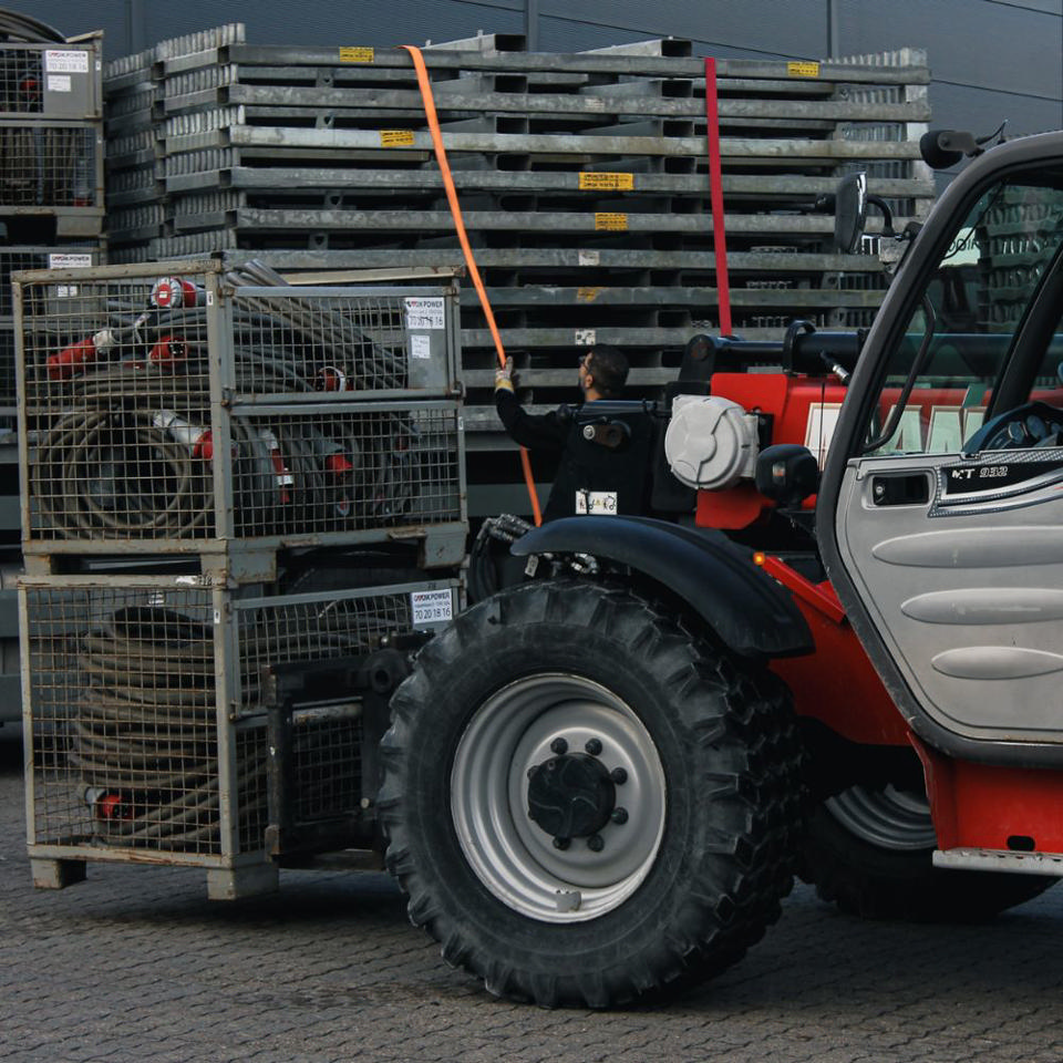 Godik Power kabler løftes i bure af en gaffeltruck
