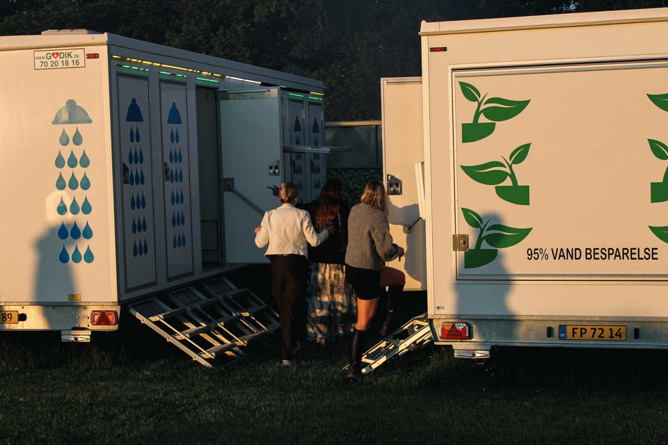 Godik’s vandbesparende toiletvogne med 95 % mindre vandforbrug til et event